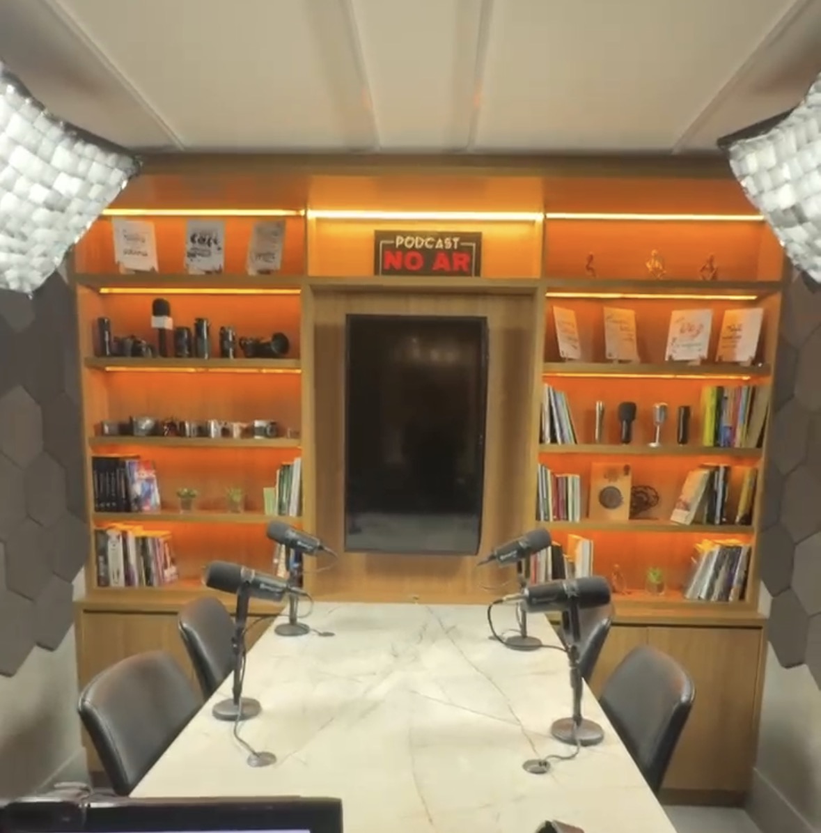 Visão geral da mesa, dos microfones e da iluminação do Studio V